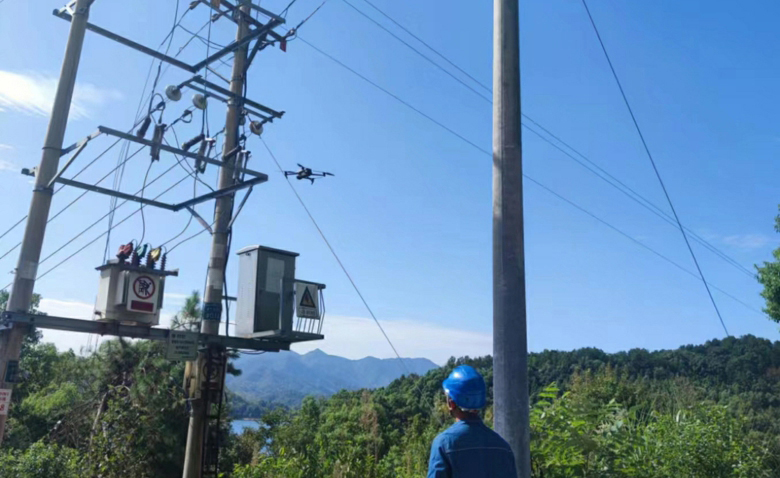 迎“國慶”保供電 無人機(jī)巡檢來幫忙(圖1)