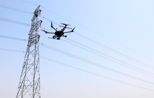 深圳光明供電局用無人機開展架空線路精細(xì)化“體檢”(圖1)