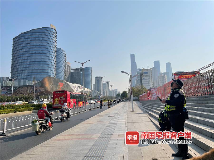 南寧交警出動(dòng)無(wú)人機(jī),1個(gè)小時(shí)抓拍多輛違法車輛(圖1)