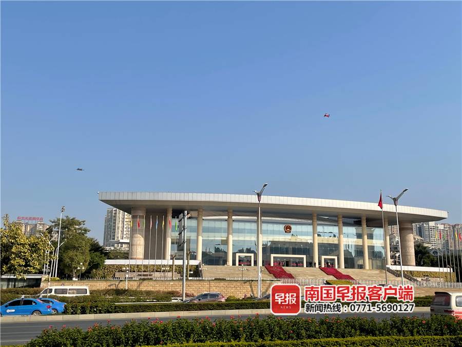 南寧交警出動(dòng)無(wú)人機(jī),1個(gè)小時(shí)抓拍多輛違法車輛(圖2)